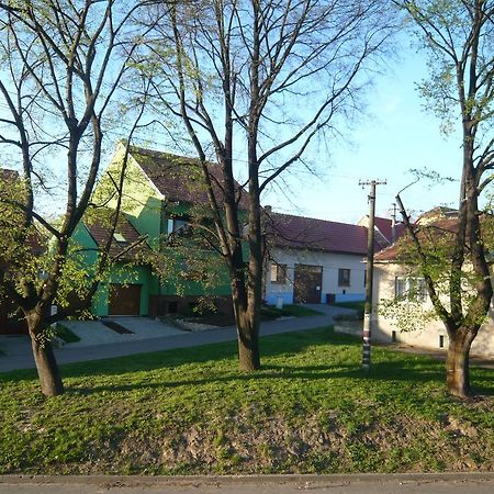 Гостевой дом Za Kaplicku Hovorany Экстерьер фото